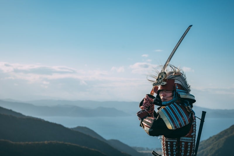 上段の構えをとる武士の写真