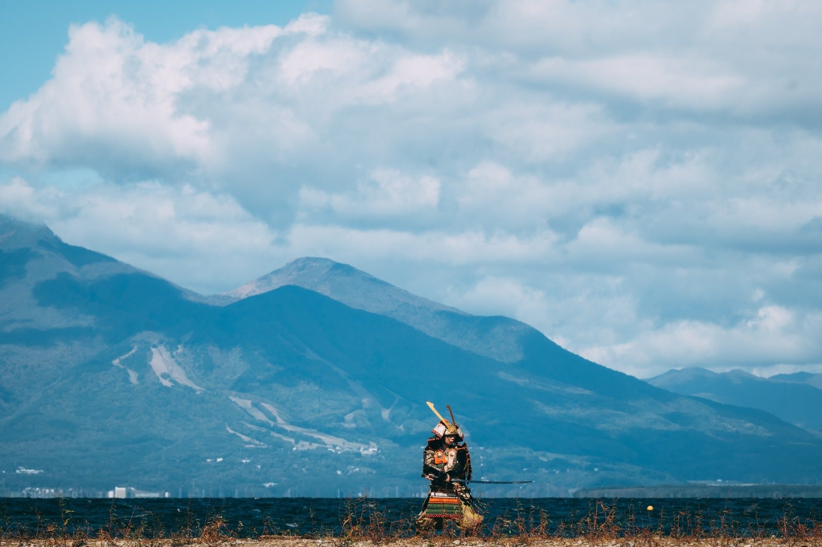 「山々（磐梯山）に映る雲の影と侍」の写真［モデル：まーこ］