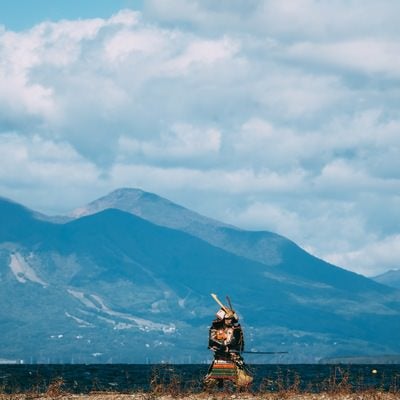 山々（磐梯山）に映る雲の影と侍の写真