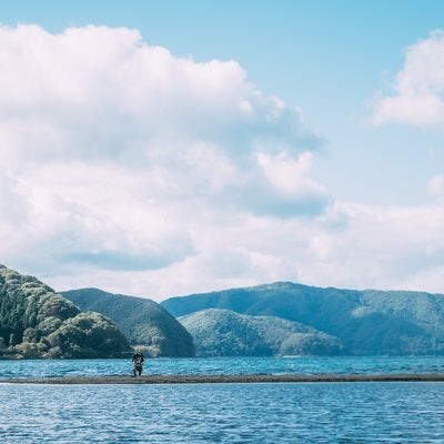 刀を振りかざす武士がいる中州の写真