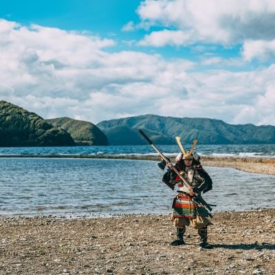 棍棒を持つ鎧を纏う武将の写真