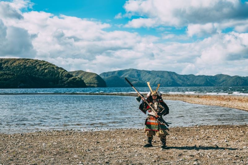 棍棒を持つ鎧を纏う武将の写真