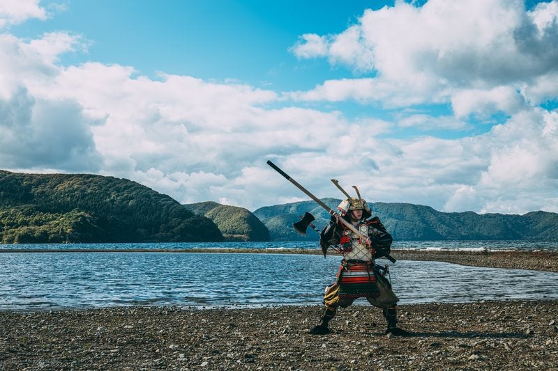 棍棒を大きく構える武将の写真