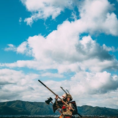 大鎧を纏って棍棒を振りかぶる武将の写真