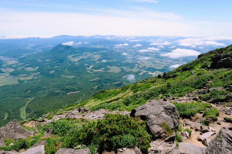 羊蹄山山頂から尻別岳を眺めるの写真