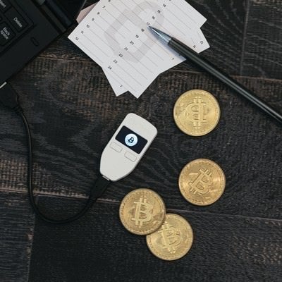 ハードウェアウォレット（TREZOR）とビットコインの写真