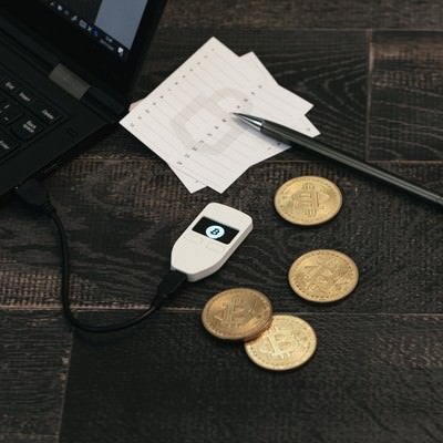 ビットコインウォレット（TREZOR)をPCに接続する様子の写真