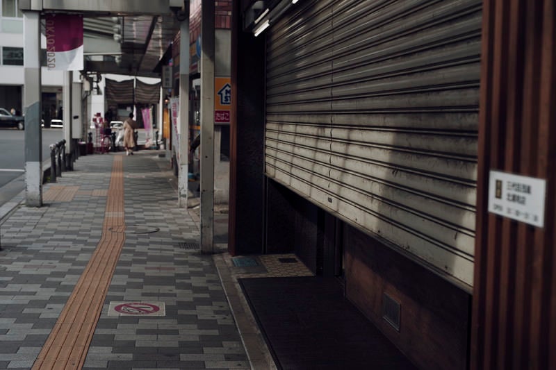 開店を待つ駅前の商店の写真