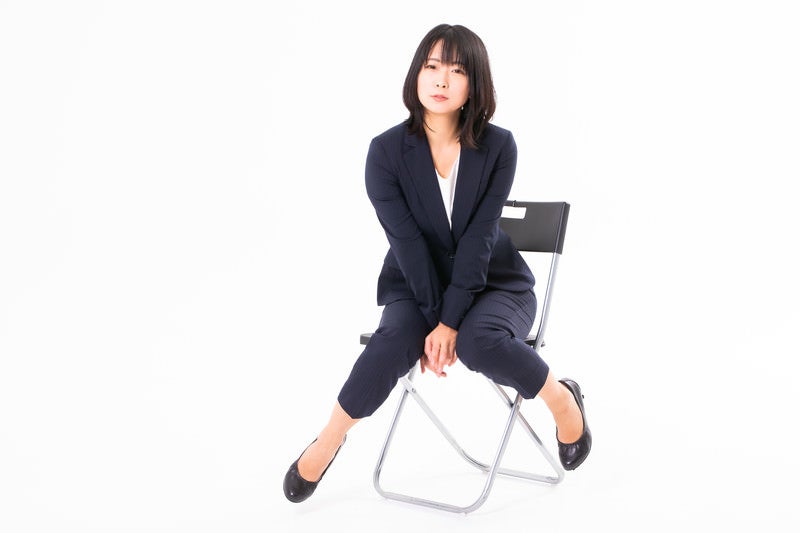 仕事終わりのにっこり女性社員の写真