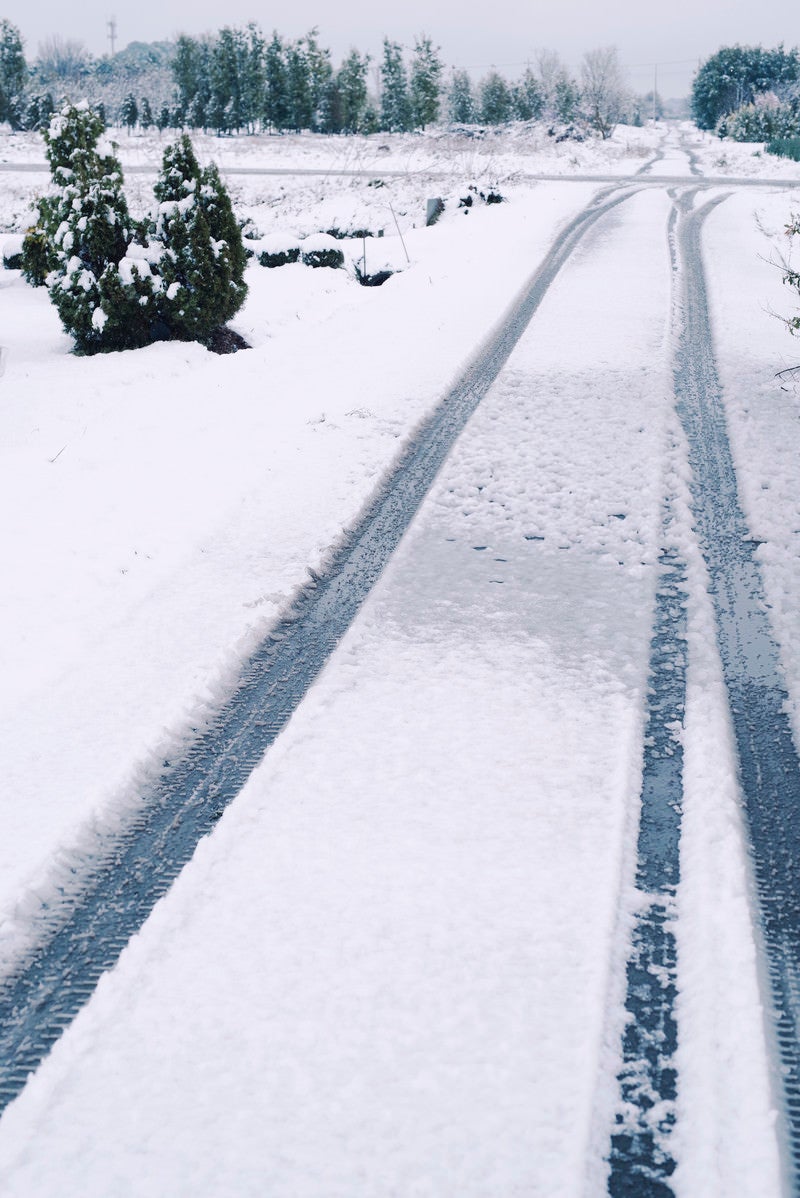 雪に包まれた農道の写真