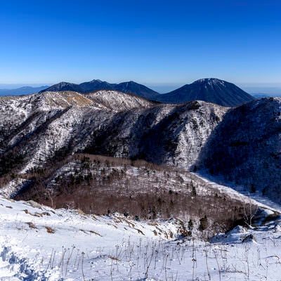 日光白根山山頂から見る男体山方面の写真