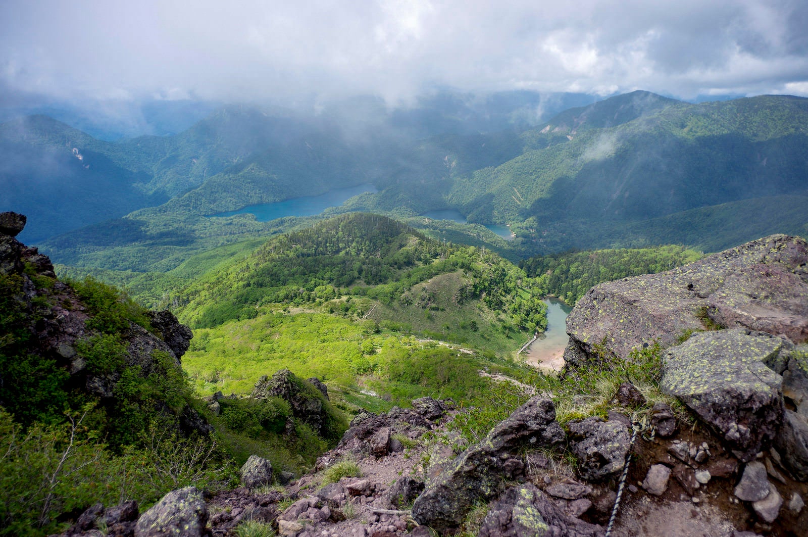 「日光白根山山頂から見る阿弥陀池方面の登山道」の写真