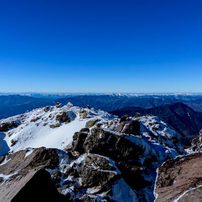 真っ青な空の下の日光白根山山頂、西側方面を望むの写真