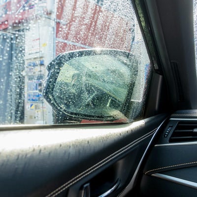 洗車中の車内の写真