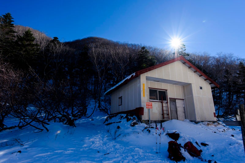 積雪期の日光白根山避難小屋の写真