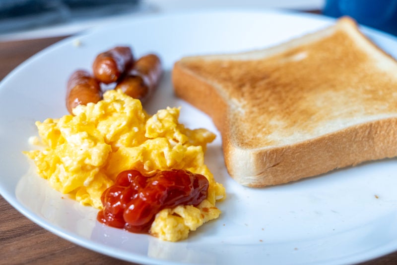 朝食のスクランブルエッグとトーストの写真