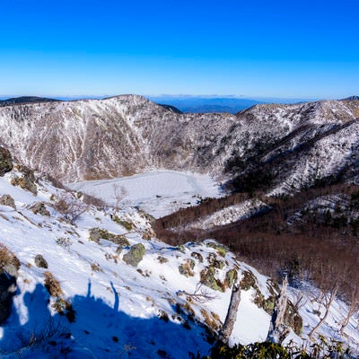 雪に包まれた日光白根山と外輪の山々の写真