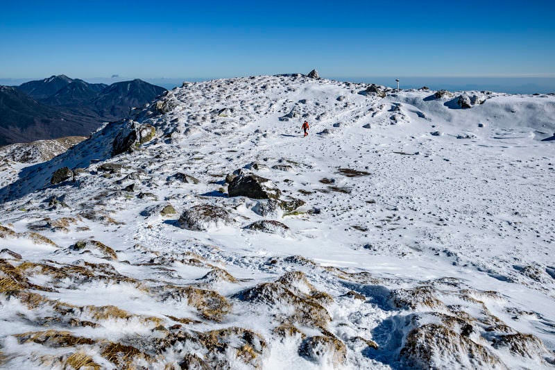 雪に包まれる日光白根山山頂の写真