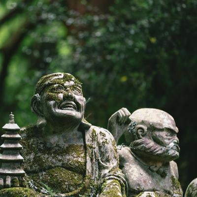 東堂山満福寺の羅漢石像の写真