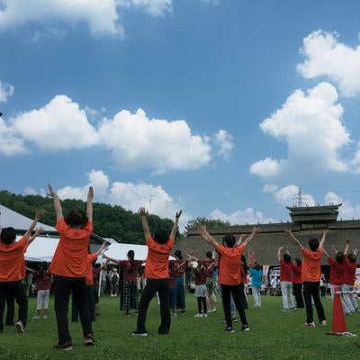 三春花火会場で両手を挙げて踊るの写真