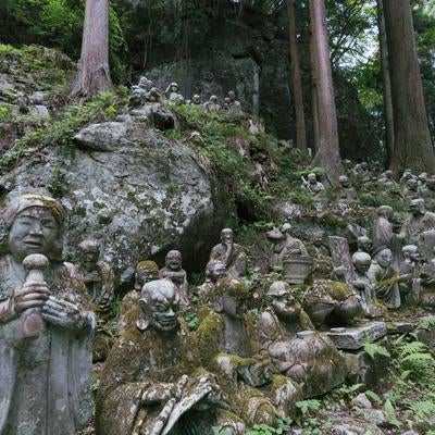 東堂山満福寺の羅漢石像の写真