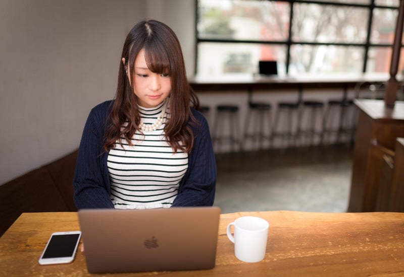 カフェとノーパソ美女の写真