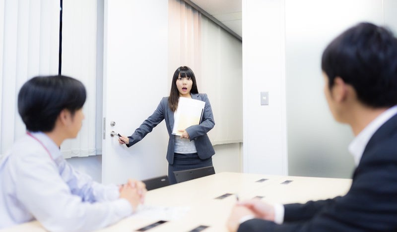 会議室を間違え目を丸くするドジっ子の写真