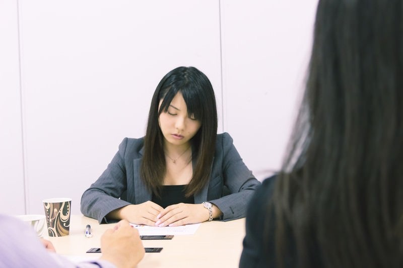 「こいつ・・・寝てやがる」という視線に気づかず、うとうとする女子社員の写真