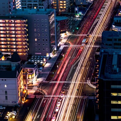 道路に残る車の光跡（仙台）の写真