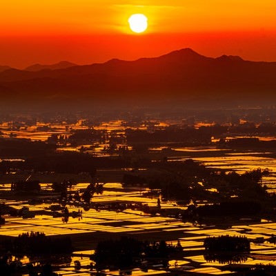 夕日に染まるの田園風景の写真