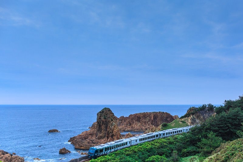 日本海を走るローカル線の写真