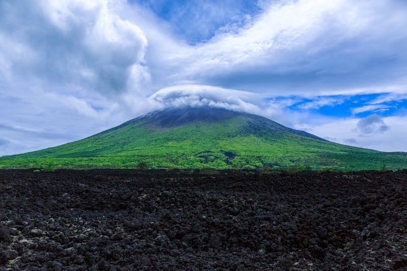 山頂にかかる笠雲（かさぐも）の写真