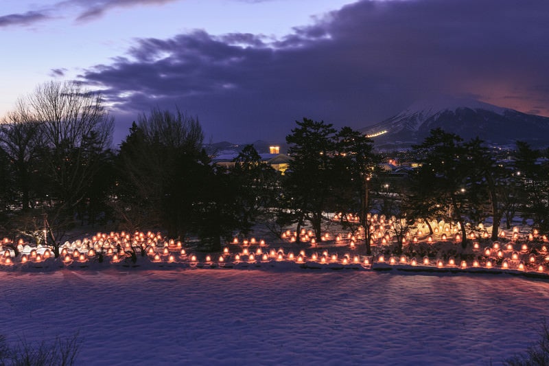 弘前公園のミニかまくらと岩木山の写真