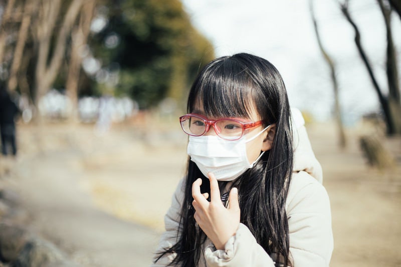 花粉防止用めがねを装着する女の子の写真