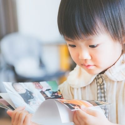 アルバムを見る小さいな女の子の写真