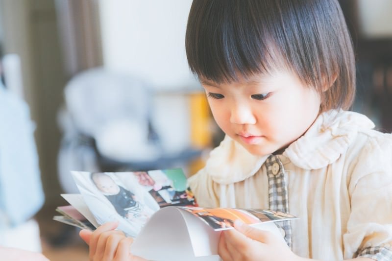 アルバムを見る小さいな女の子の写真