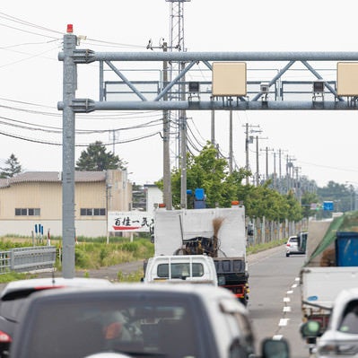 オービスの速度違反が設置されている場所と速度を落とす車の写真