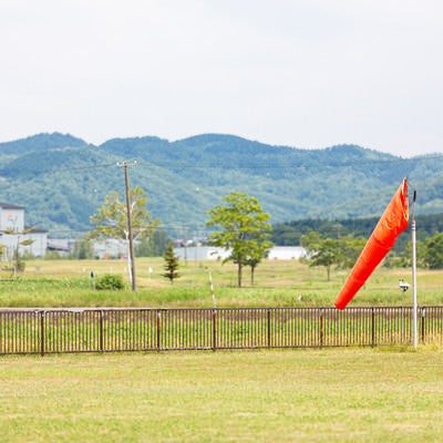 美唄市農道離着陸場にあった風力・風向きを測定する風速計の写真