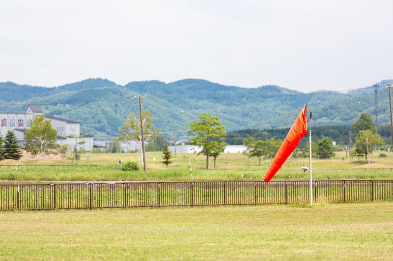 美唄市農道離着陸場にあった風力・風向きを測定する風速計の写真