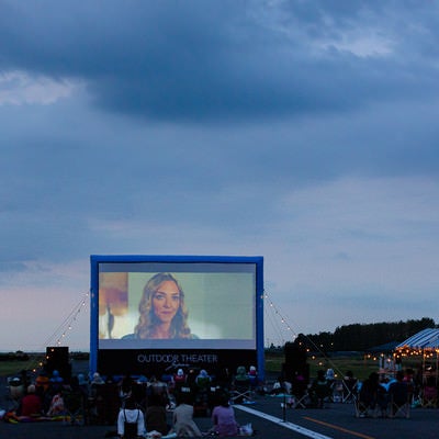 美唄（びばい）市で野外シネマの上映イベントの様子の写真