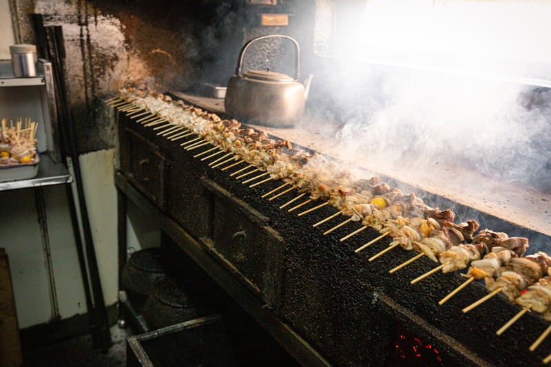 炭火台にずらりと並んだ美唄焼き鳥の写真