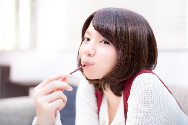 大好きなおやつを食べる美少女の写真