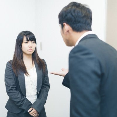 「お金を貸してください」と言われ冷たい目をする女性社員の写真