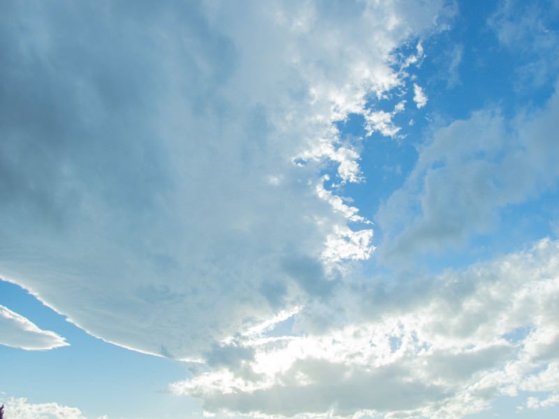 日が雲に隠れるの写真