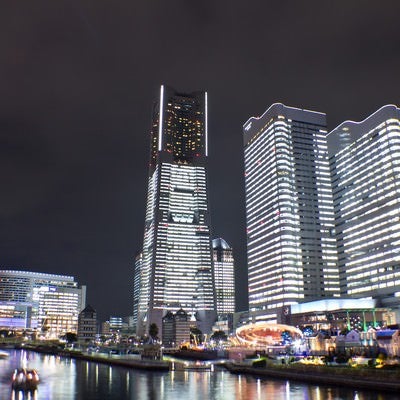 タワーズミライトとコスモワールド（夜景）の写真