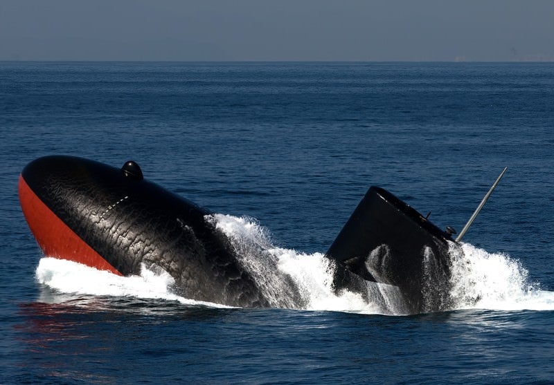 浮上する潜水艦の写真