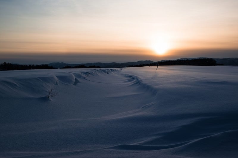 夕焼けと雪原の写真