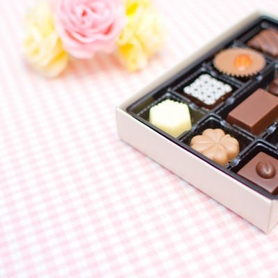 バレンタインのチョコレートとお花の写真