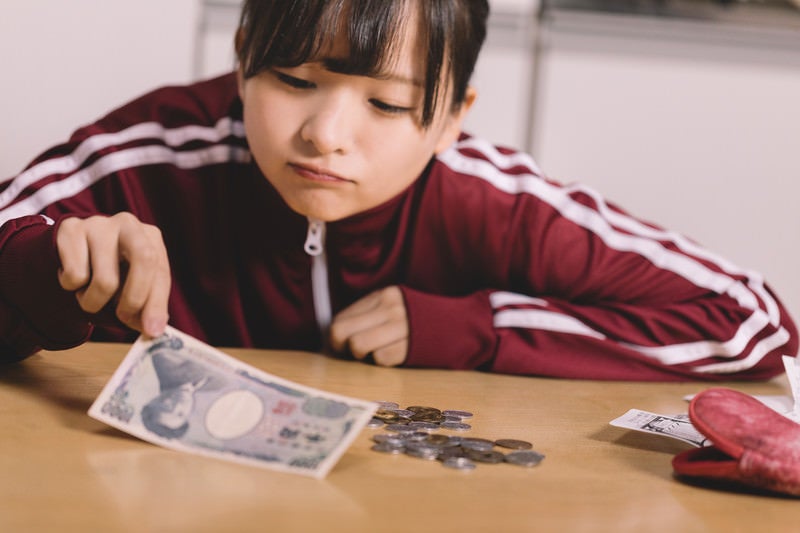 金欠に苦しむ貧困女子の写真