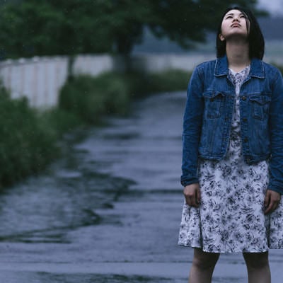 雨に打たれる女性の写真